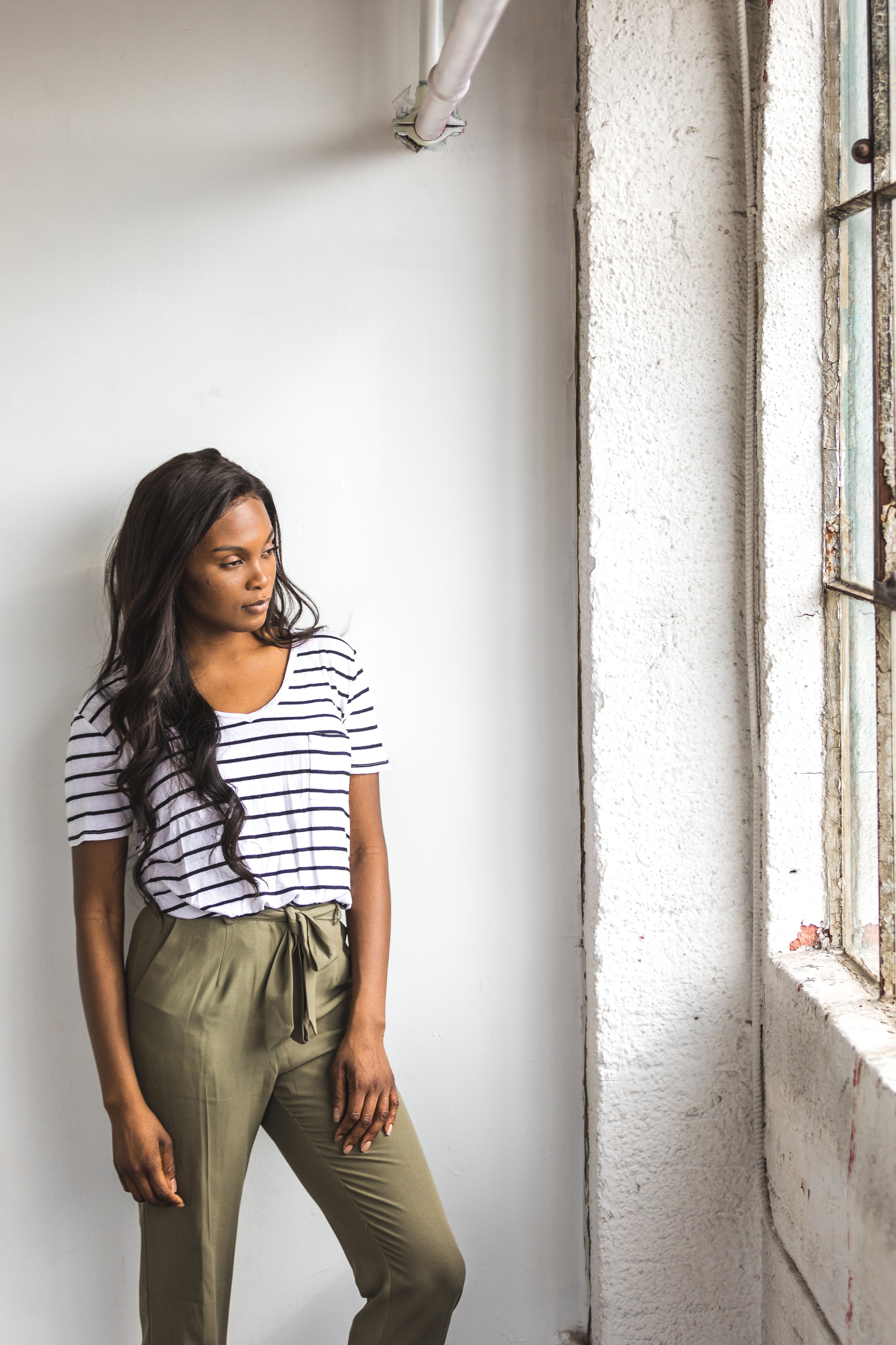 files/young-woman-poses-in-front-of-a-large-window_d7da6326-d978-48ad-9d48-9fd1ad9a3faa.jpg
